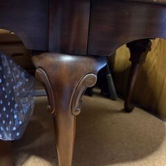 猫脚テーブルの画像