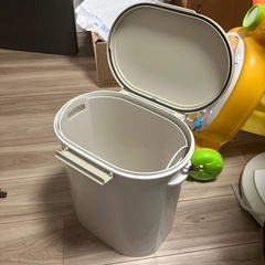 生ゴミ入れ　ゴミ箱
の画像