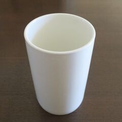 シンプルな白いキッチンツールスタンドの画像