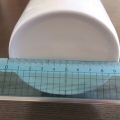 シンプルな白いキッチンツールスタンドの画像