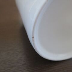 シンプルな白いキッチンツールスタンドの画像