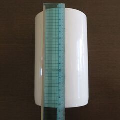 シンプルな白いキッチンツールスタンドの画像