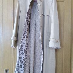 婦人ロングコート　ブランド　イトキン　クリスチャン　アーダ　ベージュ　裏キルティング　裏一部縁ヒョウ柄ボア　の画像