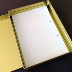 四角いクッキー缶の画像