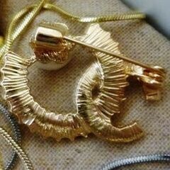 20日〆ワンポイントブローチ　ゴールド系の画像
