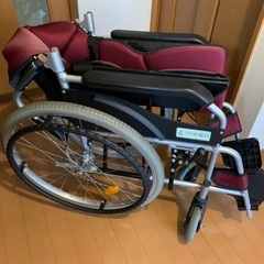 折りたたみ車椅子の画像