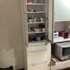 食器棚（カップボード）の画像