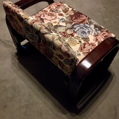 低い椅子の画像