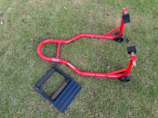 バイクのメンテナンススタンドとローラ台