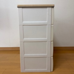 天板が木目の衣装ケースの画像