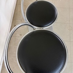 伸縮可能な椅子2脚の画像