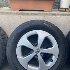 プリウス純正アルミホイル付スタッドレスタイヤの画像