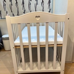 ベビーベッド（木製、ホワイト）　の画像