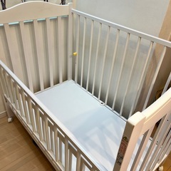 ベビーベッド（木製、ホワイト）　の画像