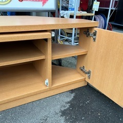 コーナー対応 TV台 テレビ台 W110cm 〜40インチ程度まで ナチュラルカラー キャスター付 扉３枚 中古品 ③の画像