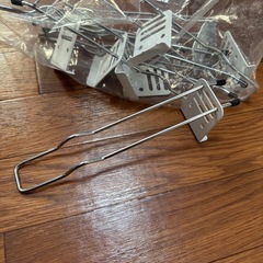 100均の鴨居？に引っかけるやつ8個くらいの画像