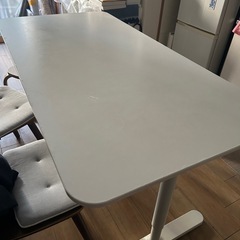 IKEAの机の画像