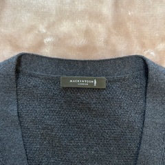 MACKINTOSH LONDON マッキントッシュ ロンドン  ■種類 ベスト ジレ チョッキ 紳士服  ■カラー ダークグレー  ■柄デザイン 無地　ロゴ  ■素材 毛　100％  ■サイズ寸法 M  メンズ（men’s）男性用、紳士 ユニセックス男女兼用の画像