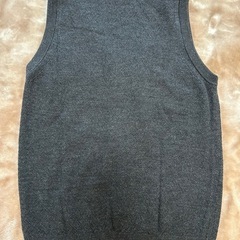 MACKINTOSH LONDON マッキントッシュ ロンドン  ■種類 ベスト ジレ チョッキ 紳士服  ■カラー ダークグレー  ■柄デザイン 無地　ロゴ  ■素材 毛　100％  ■サイズ寸法 M  メンズ（men’s）男性用、紳士 ユニセックス男女兼用の画像