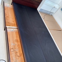 マットレス付き茶色シングルベッドの画像