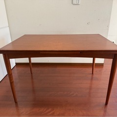 ダイニングテーブルの画像