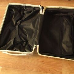 【湖北台団地の五階まで取りに来てくれる方】スーツケース　Sサイズ/39L/機内持込　ホワイト　使用は一回だけの画像