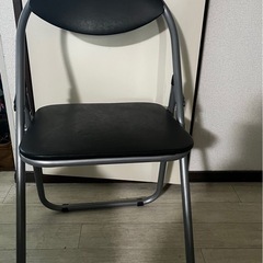 人間工学デザインのオフィスチェア2脚と、折りたたみチェア1脚をセットで無料でお譲りしますの画像