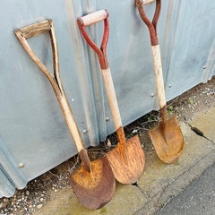 剣先スコップ（サビ付き）の画像