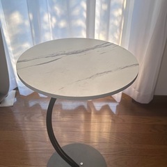 ベッドサイドテーブルの画像