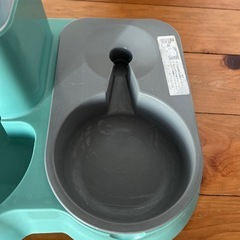 ペット　エサと水入れの画像