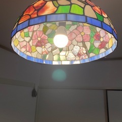 ステンドグラスの照明器具の画像
