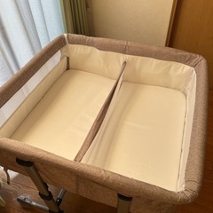 双子用 折り畳み式ベビーベッドの画像
