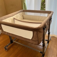 双子用 折り畳み式ベビーベッドの画像