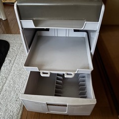 ファミコンゲーム機等の、収納ラックの画像