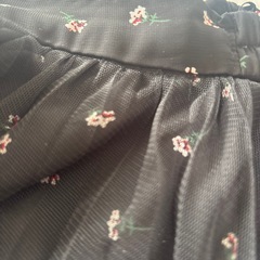 axes femmeブラックプリーツスカート 花柄刺繍の画像