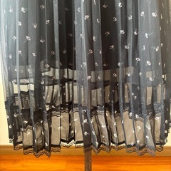 axes femmeブラックプリーツスカート 花柄刺繍の画像