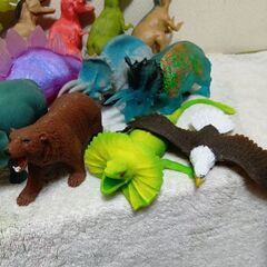 子供にやさしい、恐竜＆動物ゴムフィギュア17個セットの画像