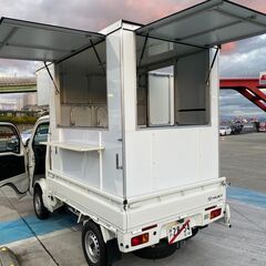 ハイゼットトラック（車体２０２０年登録）・キッチンカー(キッチン２０２２年新造)・冷凍冷蔵庫付き・外部電源供給可・ＥＴＣ付き・走行距離約22,800km・坂道もよく走る貴重な５速ミッション・車両＆冷蔵庫快調に動作します・神戸市から2時間以内の場所まで回送費無料・車検や名義変更など全て込々価格です(回送不要・車検不要・名義変更不要の場合は値引きに応じます)の画像