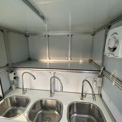 ハイゼットトラック（車体２０２０年登録）・キッチンカー(キッチン２０２２年新造)・冷凍冷蔵庫付き・外部電源供給可・ＥＴＣ付き・走行距離約22,800km・坂道もよく走る貴重な５速ミッション・車両＆冷蔵庫快調に動作します・神戸市から2時間以内の場所まで回送費無料・車検や名義変更など全て込々価格です(回送不要・車検不要・名義変更不要の場合は値引きに応じます)の画像