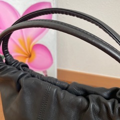 黒いレザー 花柄刺繍ミニバッグの画像