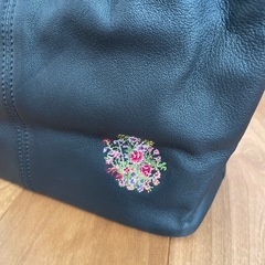 黒いレザー 花柄刺繍ミニバッグの画像