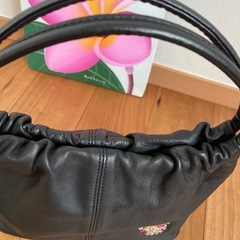 黒いレザー 花柄刺繍ミニバッグの画像