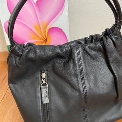 黒いレザー 花柄刺繍ミニバッグの画像