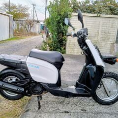 非常に良いエンジンです。ヤマハ（UA08J）。フロントブレーキパッドは新品です。フロントタイヤはほぼ新品です。リアタイヤもほぼ新品です。サイドスタンド付き。41359キロメートルの画像