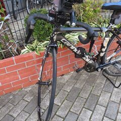 カーボン製ロードバイク　キャノンデール社製　型式＝SUPERSIXEVO CARBON DISK 105 2015年製　シマノ20段変速　GPS付きサイクルコンピューター∔有線サイコン　車載バッグ２個　ベル　LEDライト　ハンドルステー付きの画像