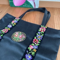 黒の花柄刺繍トートバッグの画像