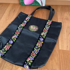黒の花柄刺繍トートバッグの画像