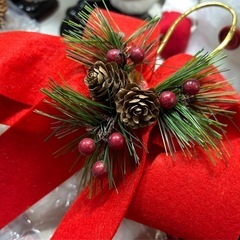 真っ赤な鈴のクリスマスリースの画像