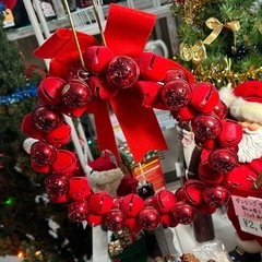 真っ赤な鈴のクリスマスリースの画像