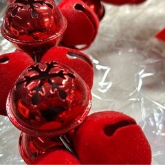 真っ赤な鈴のクリスマスリースの画像